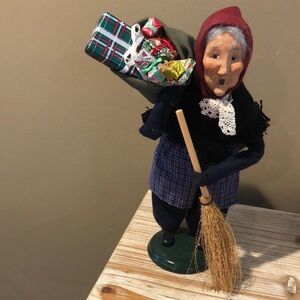 Byers’ Choice - Old Befana - Holding a Sack with Gifts - Grandmother Christmas